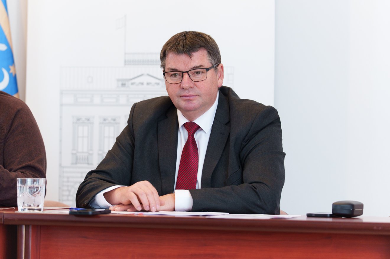 Ráduly István prefektus a kormány képviseletében visszafogottan nyilatkozott &bullet;  Fotó: Tuchiluș Alex