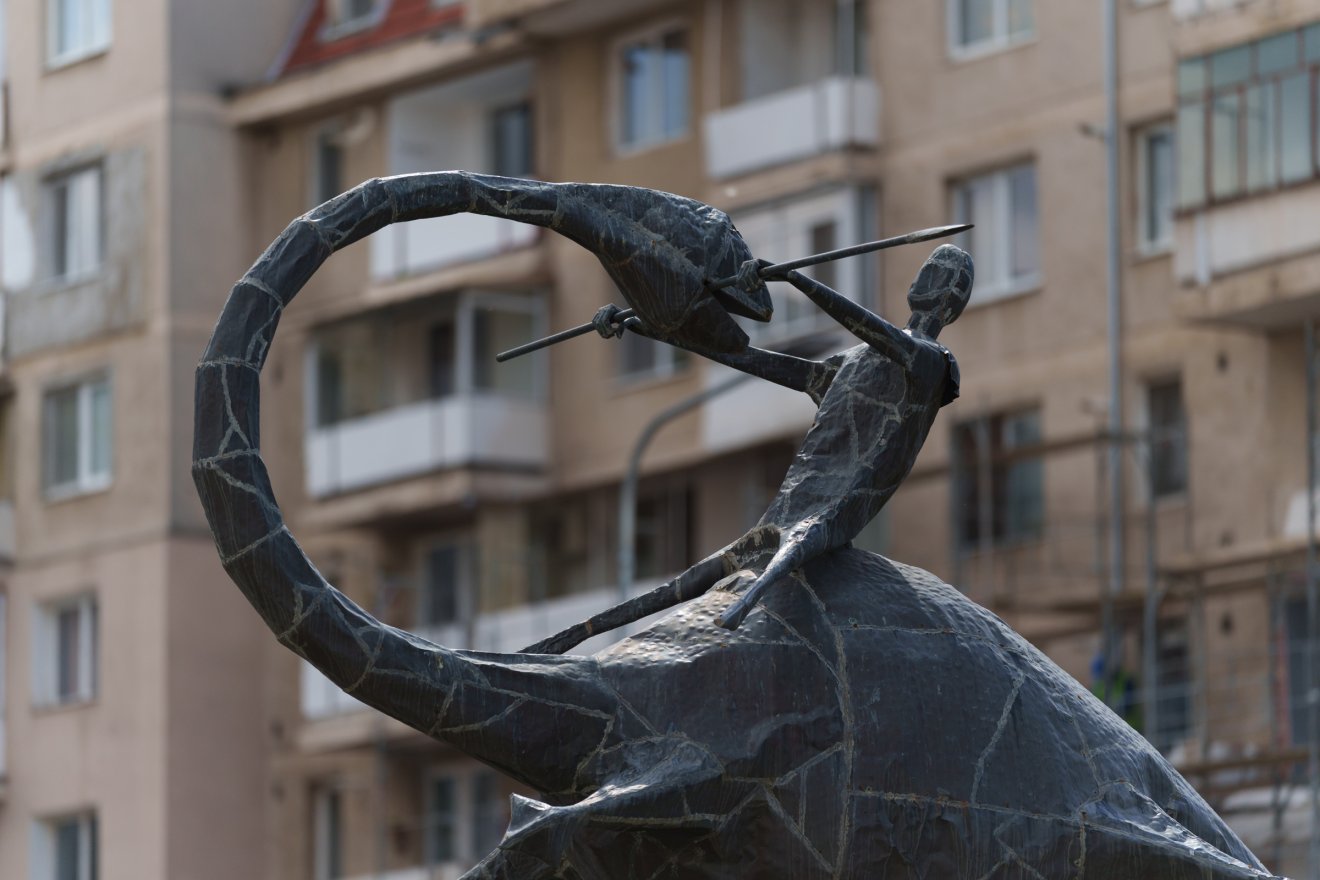 Sokan Szent Györgyöt pálcikaemberként, a sárkányt dinóként látják &bullet;  Fotó: Tuchiluș Alex