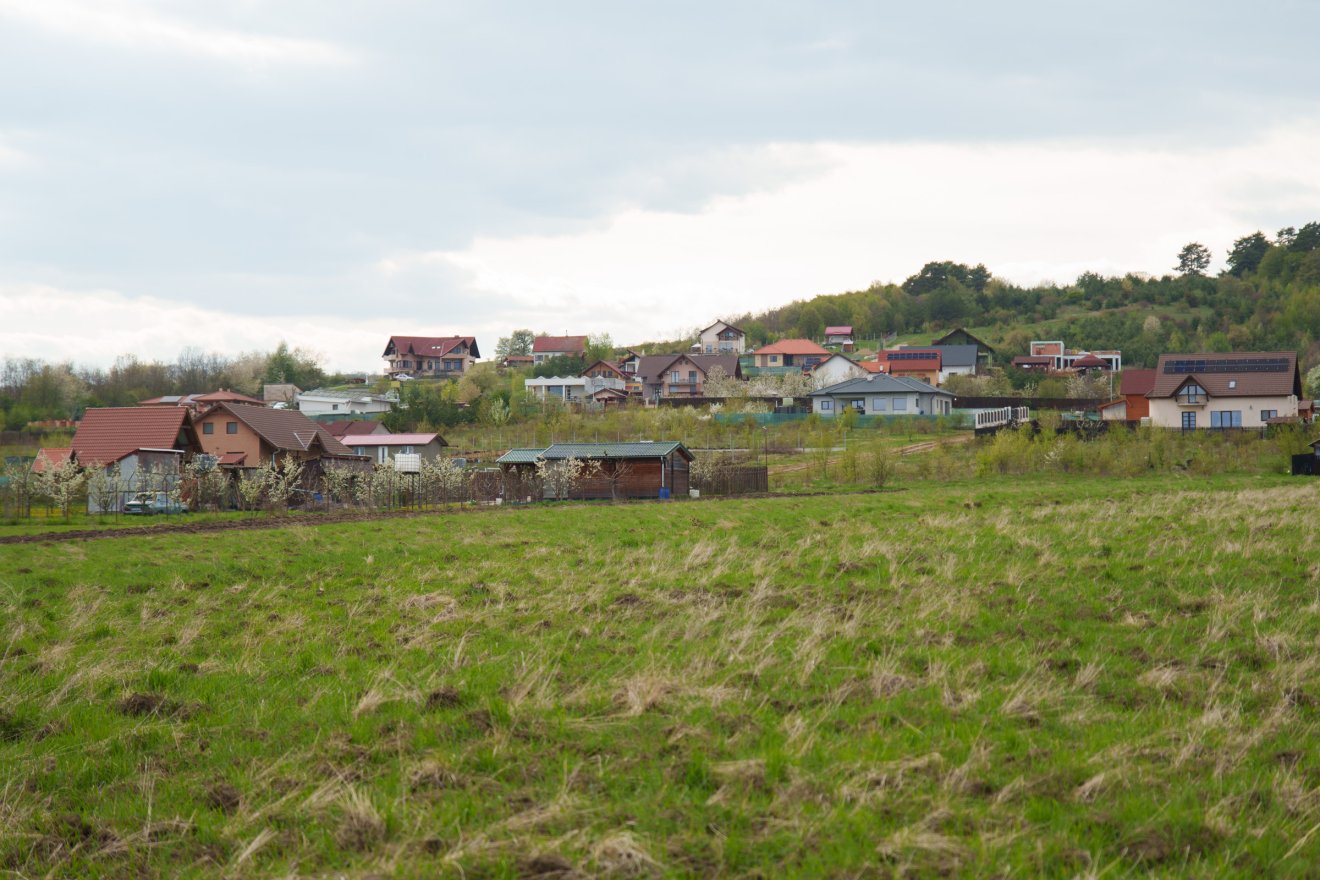 Hiába kiépítetlen az infrastruktúra, a dombokról nyíló panoráma sokak számára vonzó &bullet;  Fotó: Tuchiluș Alex