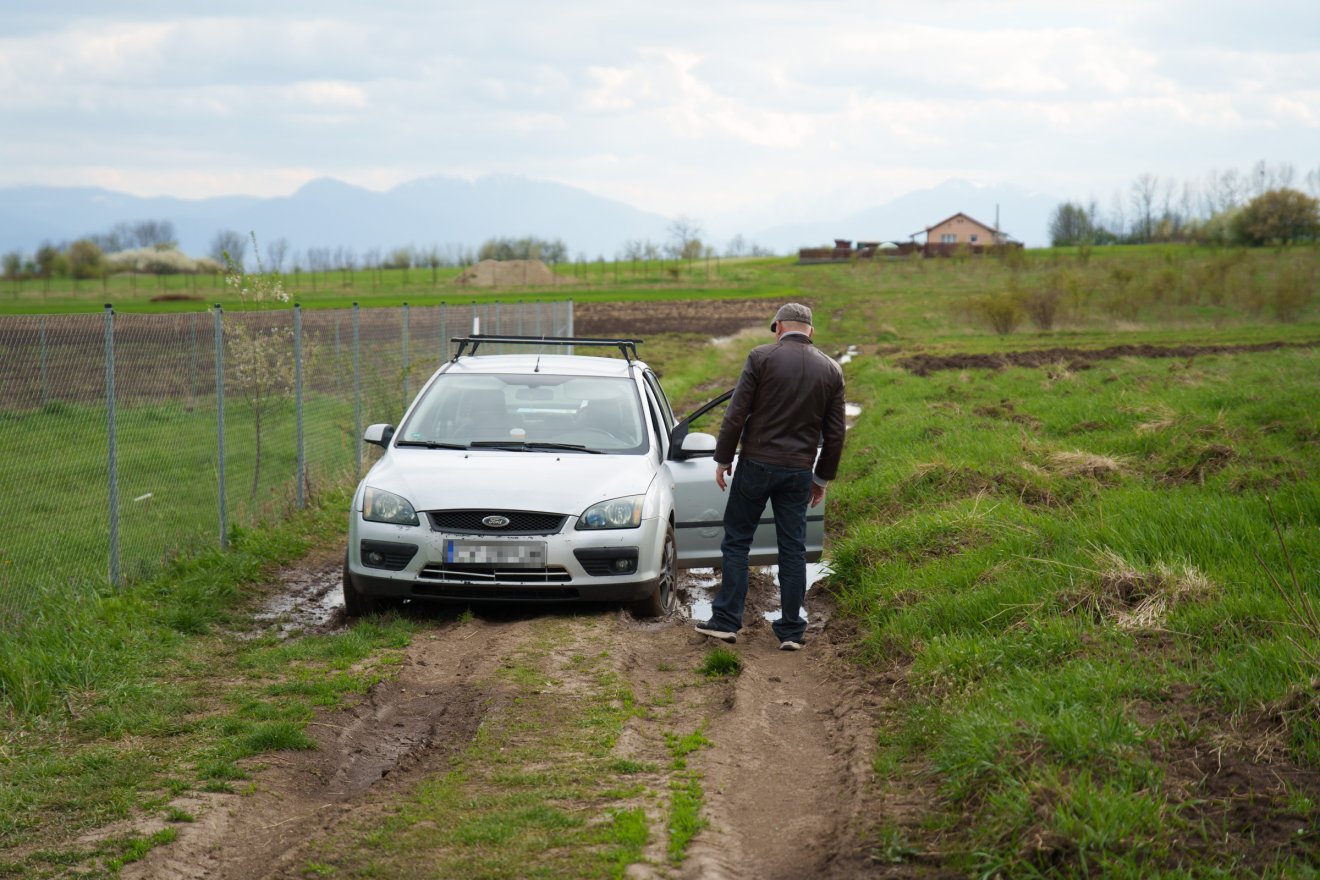 Elakadt autó, hiszen az infrastruktúra olykor még nem kielégítő &bullet;  Fotó: Tuchiluș Alex