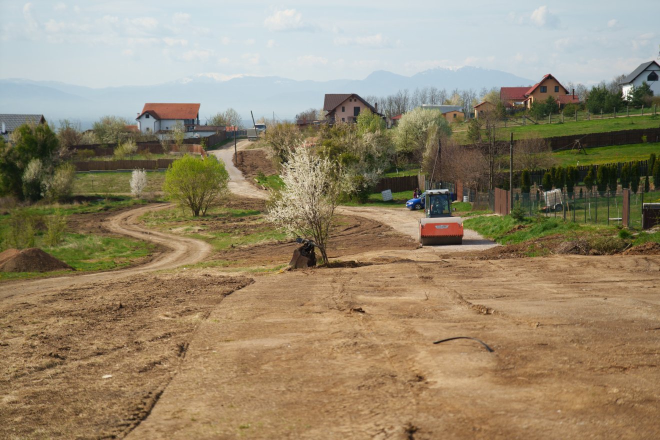 A Szalamája-dombon gyors egymásutánban épületek a házak a felparcellázott egykori szántóföldeken &bullet;  Fotó: Tuchiluș Alex