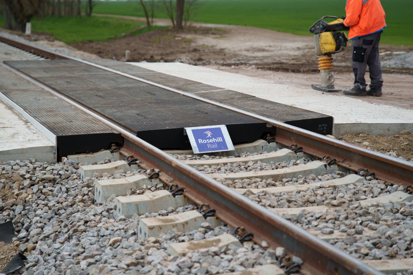 Rugalmas burkolatot kapott a vasúti átjáró &bullet;  Fotó: Tuchiluș Alex