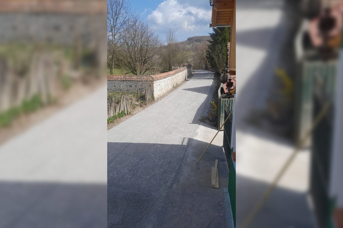 Kockakővel burkolták az úttestet, mert minőségileg és esztétikailag is jobbnak találták az aszfaltnál &bullet;  Fotó: Szotyori Angéla archívuma