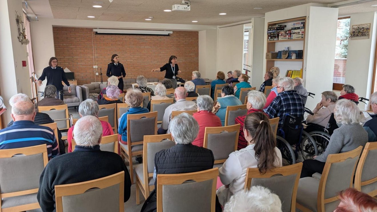 A tűzeset után azonnal lépett a tűzoltóság, munkatársai felkészítették az öregeket az esetéeges következő vészhelyzetekre &bullet;  Fotó: Zenóbia idősotthon