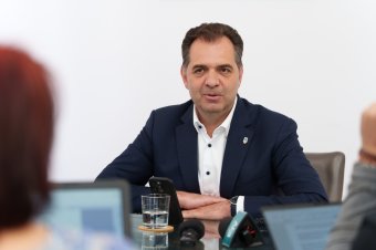 Niculescu a pártokkal egyeztet, az RMDSZ akkor is hajlandó megszavazni a kormányát, ha nem lesz a tagja