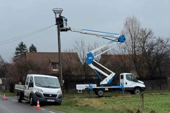 Fémvázas fészektartókkal segítik a gólyák megtelepedését Csomakőrösön