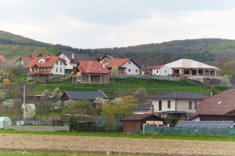 A hiányos infrastruktúra ellenére is vonzóak a városszéli panorámás telkek