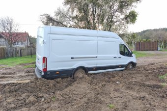 Sártengerré változik az utca az esők után, egyelőre nincs kilátás arra, hogy ez megváltozzon