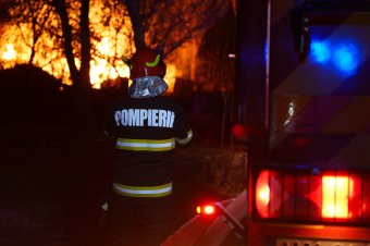 Bennégett egy ló a kigyulladt istállóban