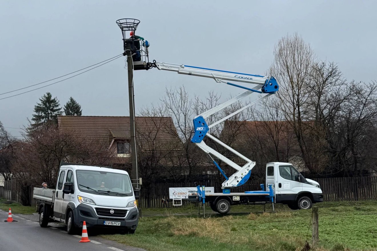 Fémvázas fészektartókkal segítik a gólyák megtelepedését Csomakőrösön