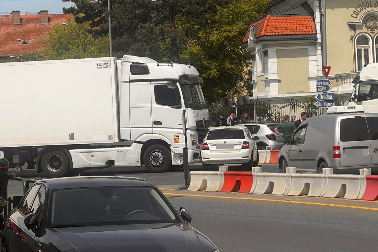 Teherautó és személyautó ütközött Marosvásárhelyen, egy személy megsérült &bullet;  Fotó: InfoMures24/Facebook