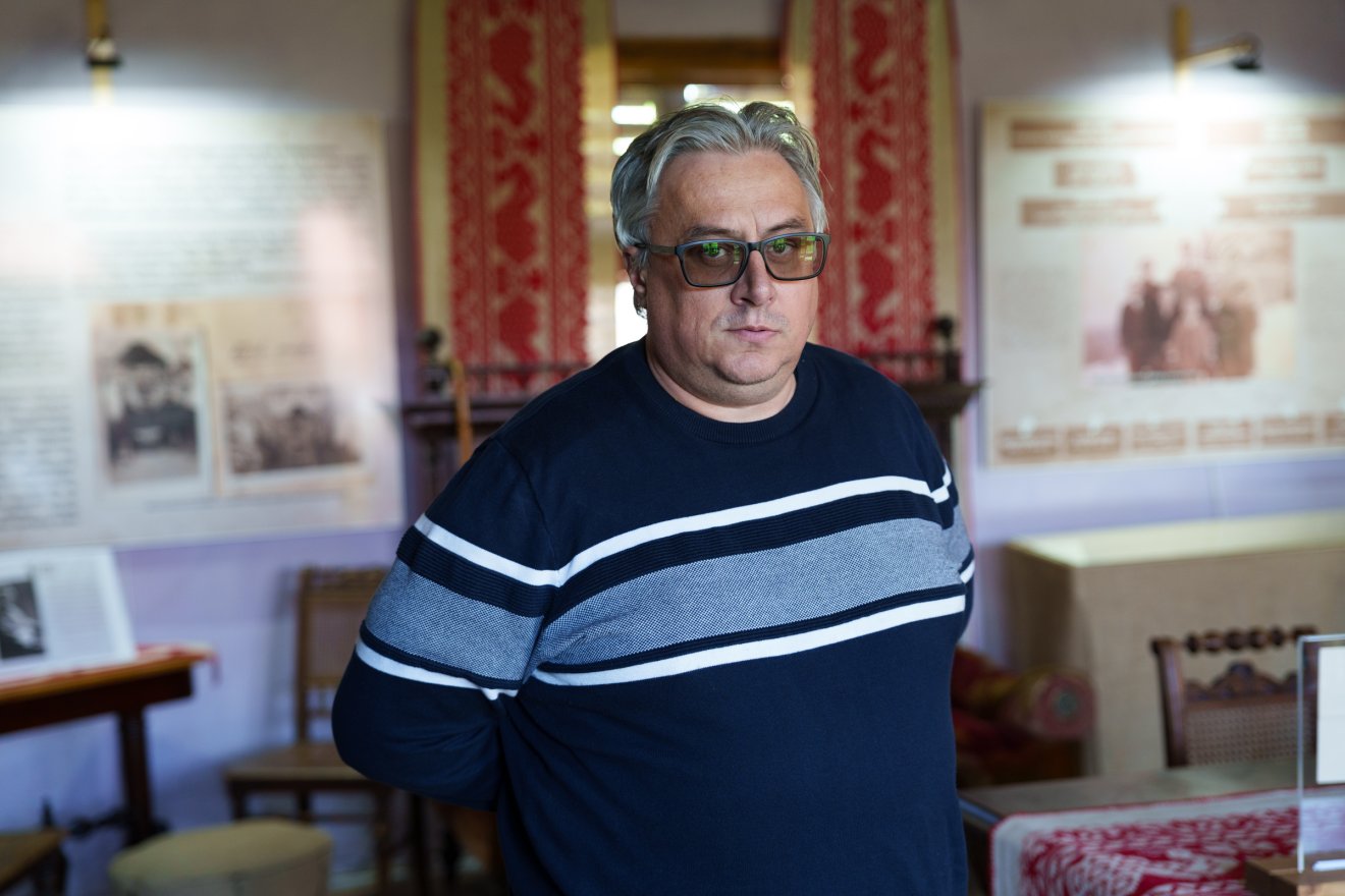 Kovács Attila főjegyző gyűjt, kutat és képzi magát, hogy Gelence történetét minél hitelesebben adhassák tovább az utókornak &bullet;  Fotó: Tuchiluș Alex
