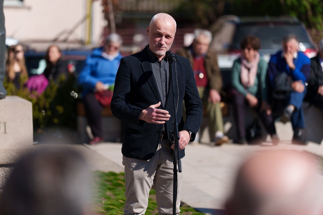 A szobor alkotója, Gergely Zoltán szobrászművész &bullet;  Fotó: Tuchiluș Alex