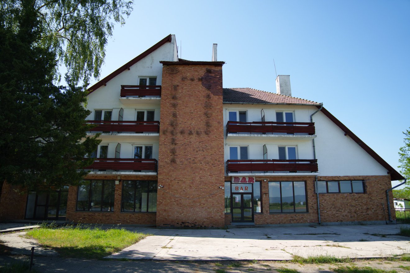 A vendéglő felújítása szemmel láthatóan lassan halad &bullet;  Fotó: Tuchiluș Alex