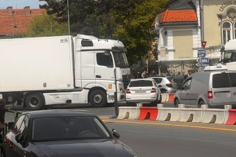 Métereken át tolta maga előtt a személyautót a kamion a körforgalomban – videóval