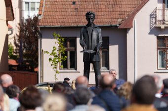 Felavatták a korábban heves vitát kiváltó Petőfi szobrot Sepsiszentgyörgyön