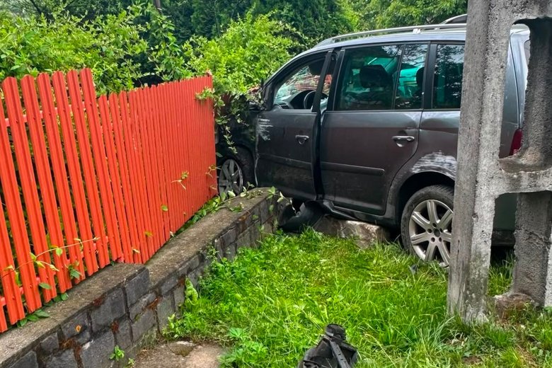 Kerítést és gázvezetéket rongált meg egy útról lesodródó autó