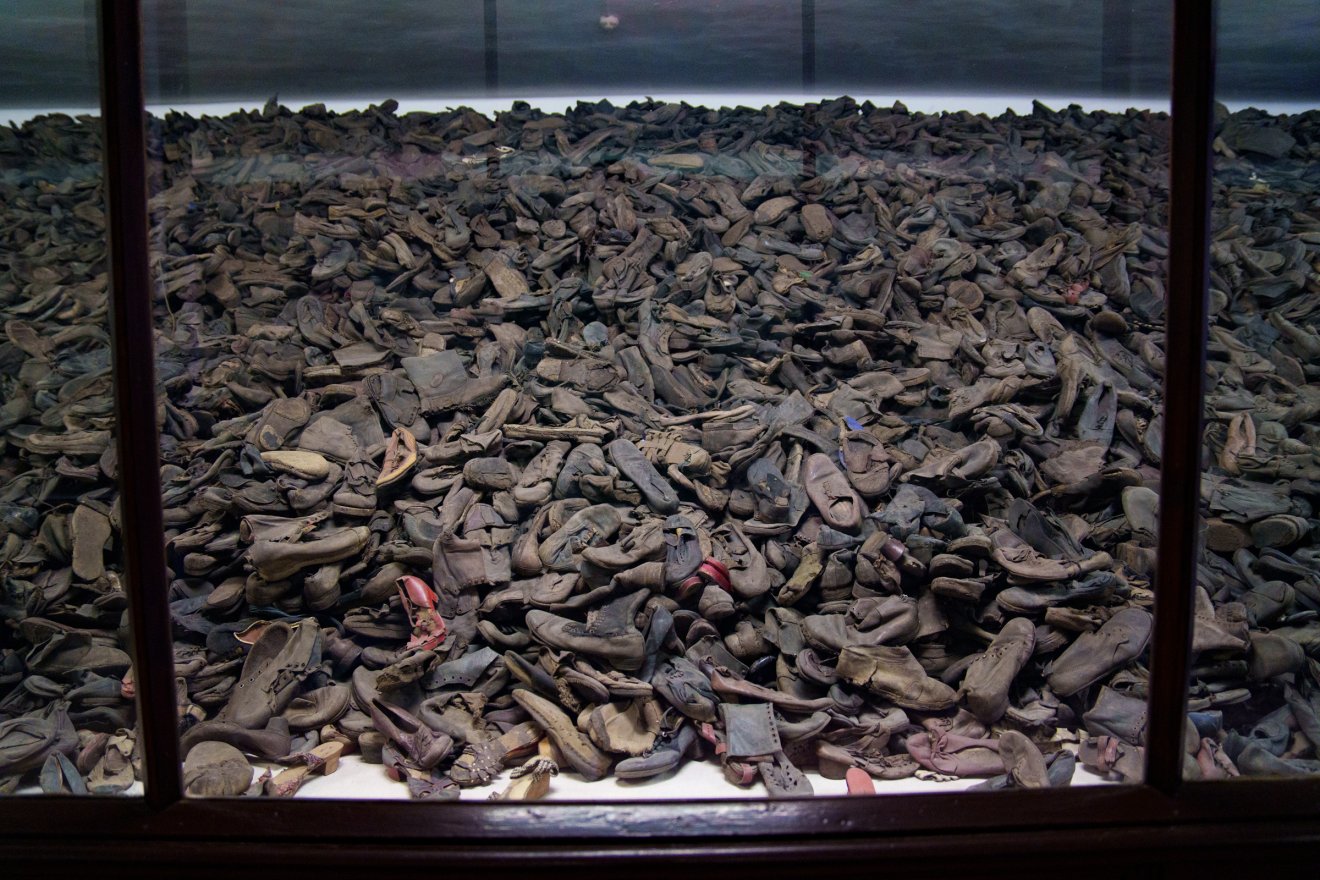 Zsidó áldozatok cipői a Auschwitzban. Nyolcvanezer pár cipőt őriznek az üvegfalak mögött &bullet;  Fotó: Tuchiluș Alex