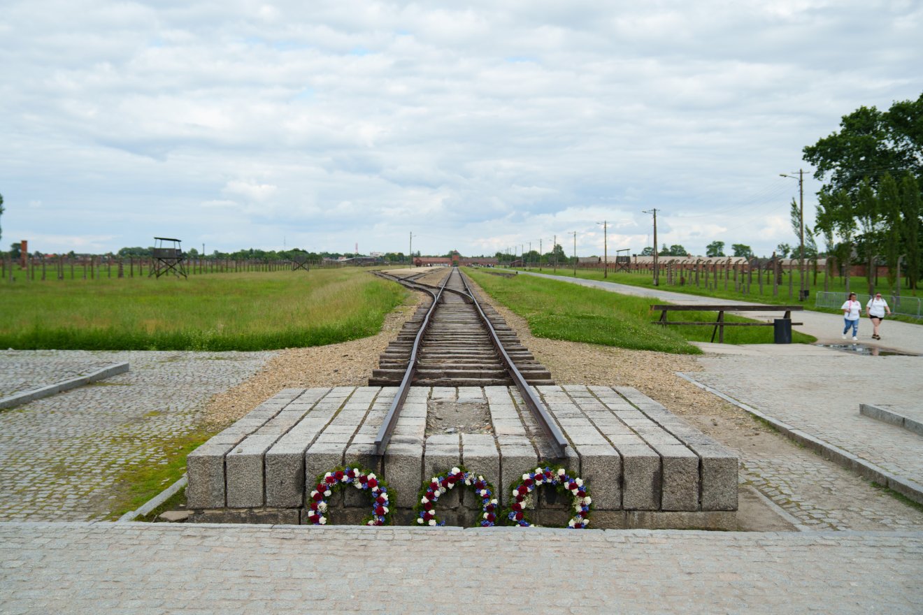 Birkenau, az út vége. Itt található a tábor áldozatainak emlékműve &bullet;  Fotó: Tuchiluș Alex