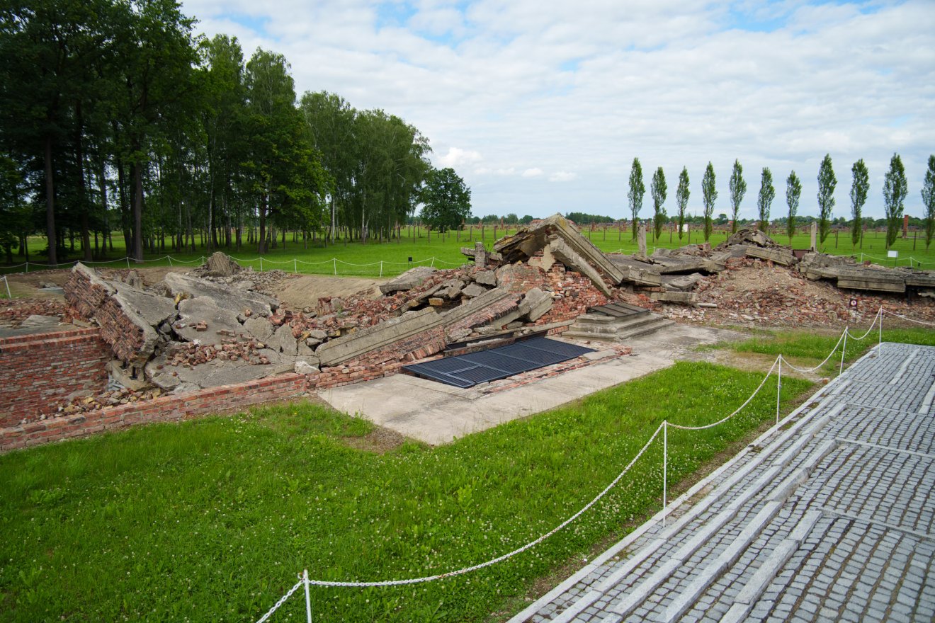 Birkenauban ennyi maradt a hármas gázkamrából &bullet;  Fotó: Tuchiluș Alex