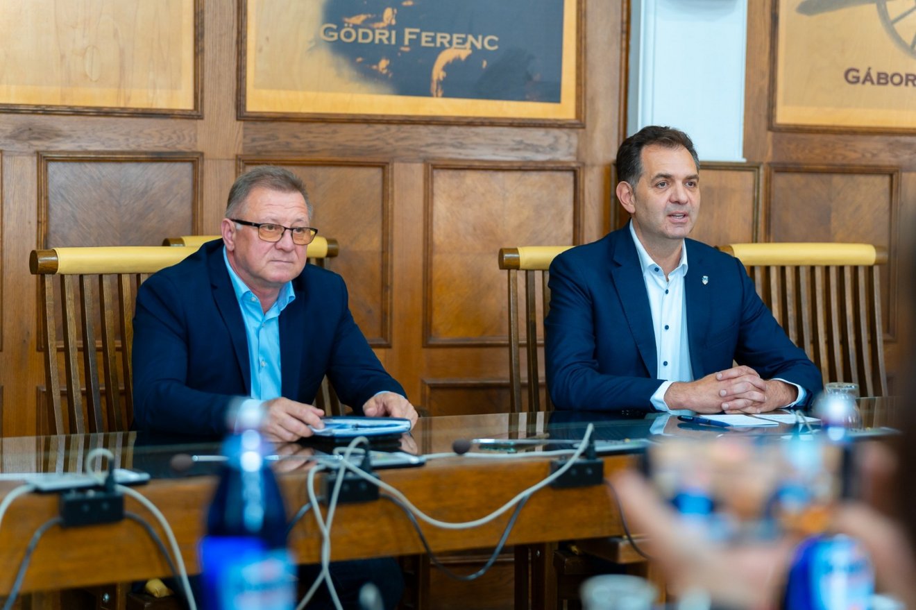 Olimpiu Floroian és Antal Árpád is a normalitás jeleként értékelte a szoborállítást • Fotó: Sepsiszentgyörgyi önkormányzat