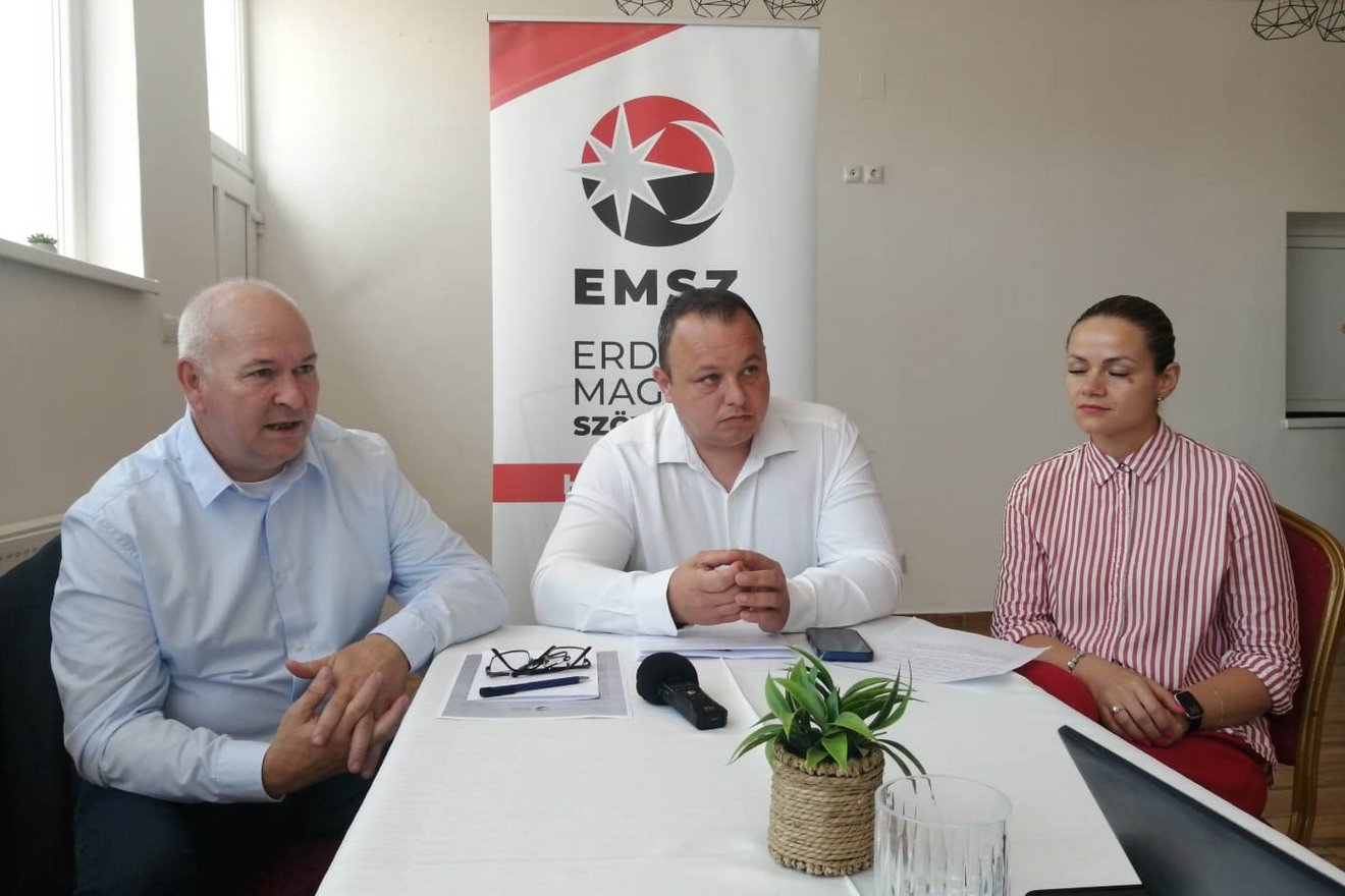 Papp Attila, Kolcza István és Kádár Imola sajtótájékoztatón ismertette a Polgári Kör megalakulásához vezető belső konfliktusokat &bullet;  Fotó: Bodor Tünde