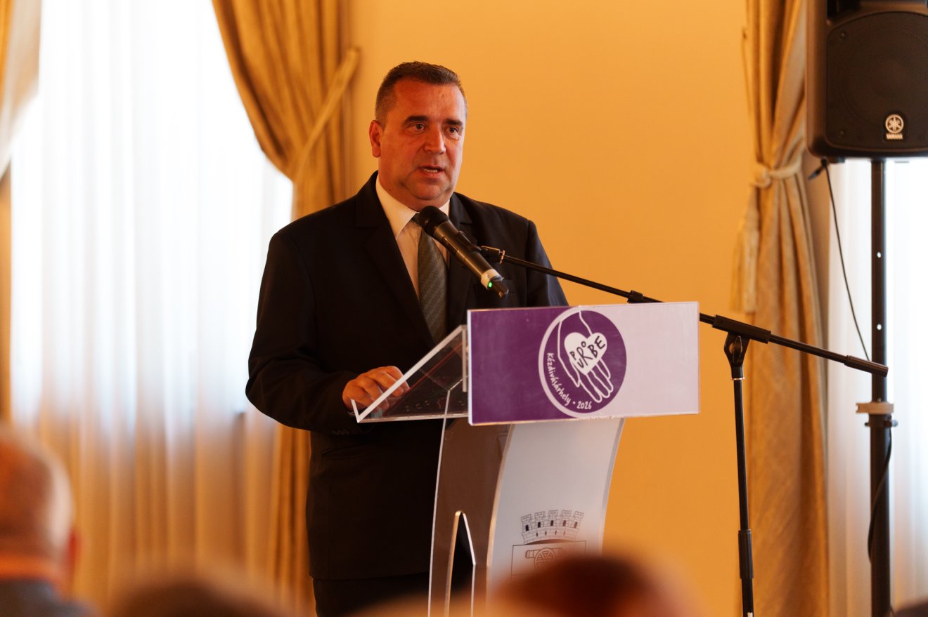 A kitüntetettet Finna István, a Gábor Áron Szakképző Líceum jelenlegi igazgatója méltatta
