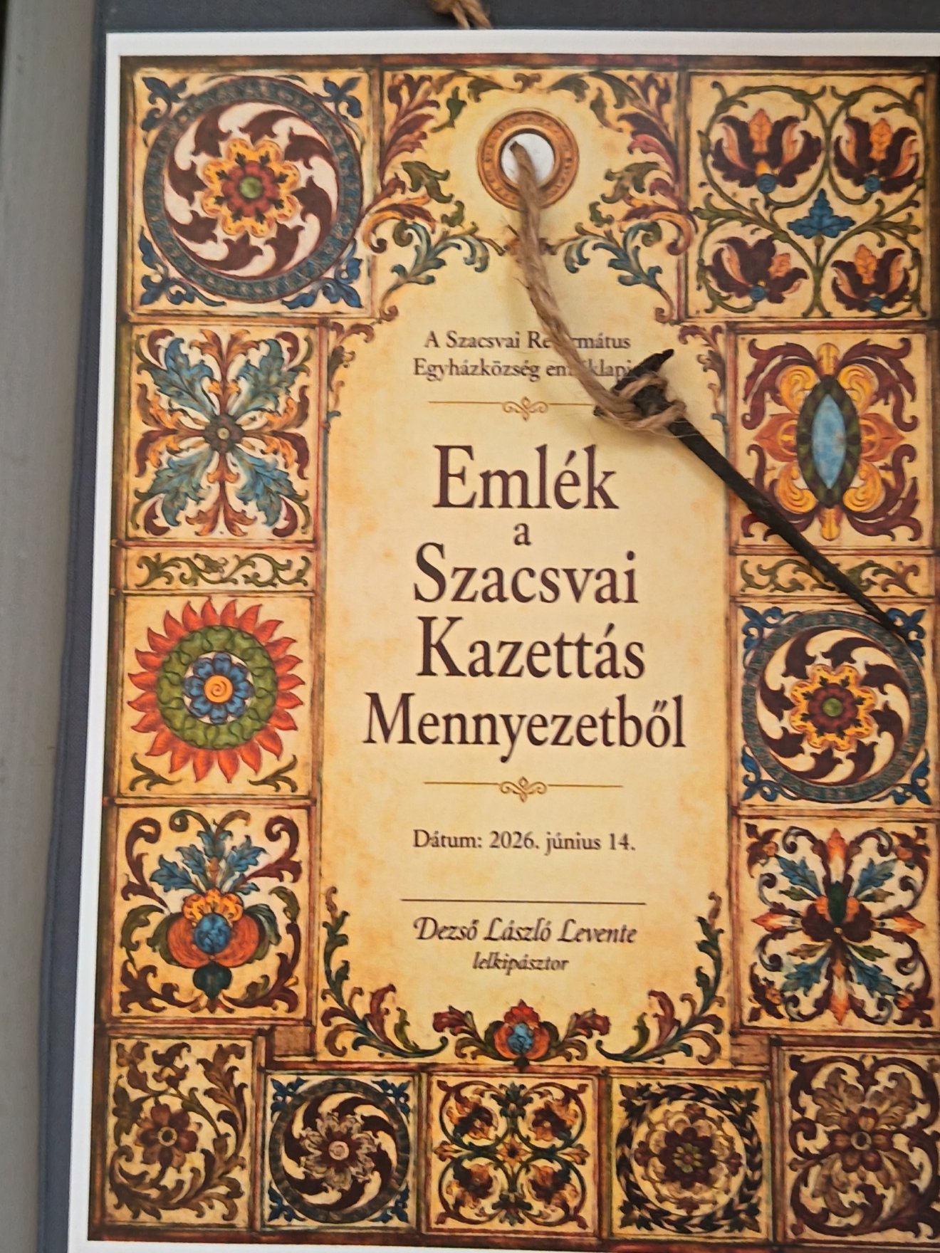 A Mihály Ferenc által restaurált, különleges  festett kazettás mennyezetből származó szöget kaptak mindazok, akik jelentősen hozzájárultak a templomfelújításhoz &bullet;  Fotó: Bodor Tünde