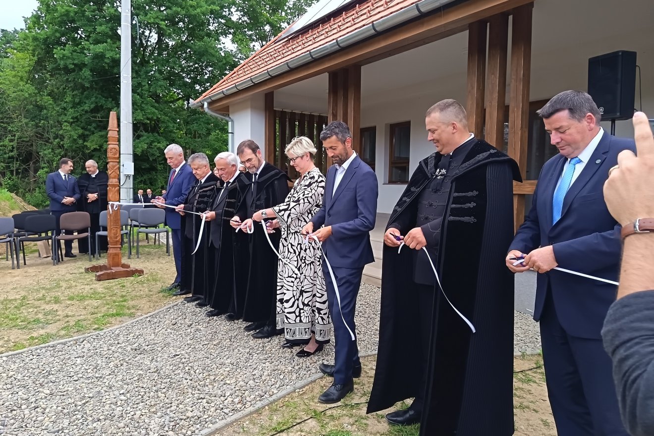 A szálláshelyeket is tartalmazó látogatóközpont avatása. Ide még ezután vezetik be az ivóvizet, s aztán saját szervezésű táborok helyszíne lesz az épület &bullet;  Fotó: Bodor Tünde