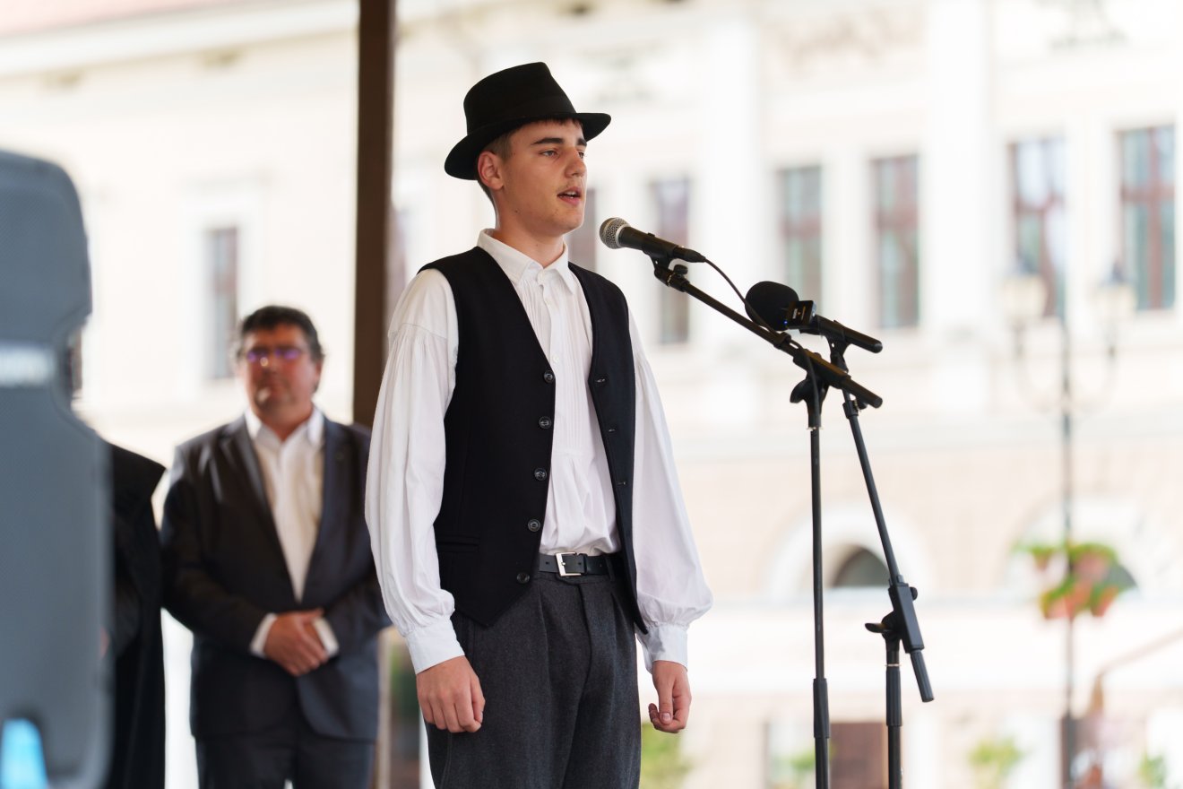 Balázs Gergő, a Székely Mikó diákja népdalokat énekelt a rendezvényen &bullet;  Fotó: Tuchiluș Alex