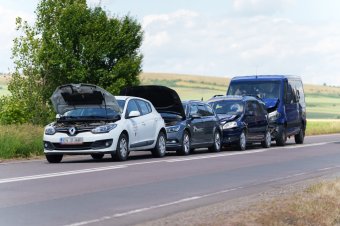 Egymásba rohant négy autó a rétyi körforgalomnál