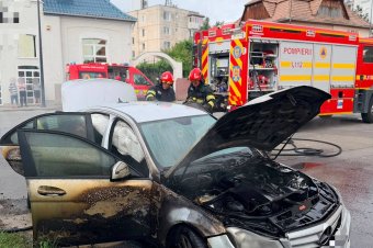 Megpróbálta eloltani az autóban felcsapó lángokat a tűzoltók kiérkezéséig, égési sérüléseket szenvedett