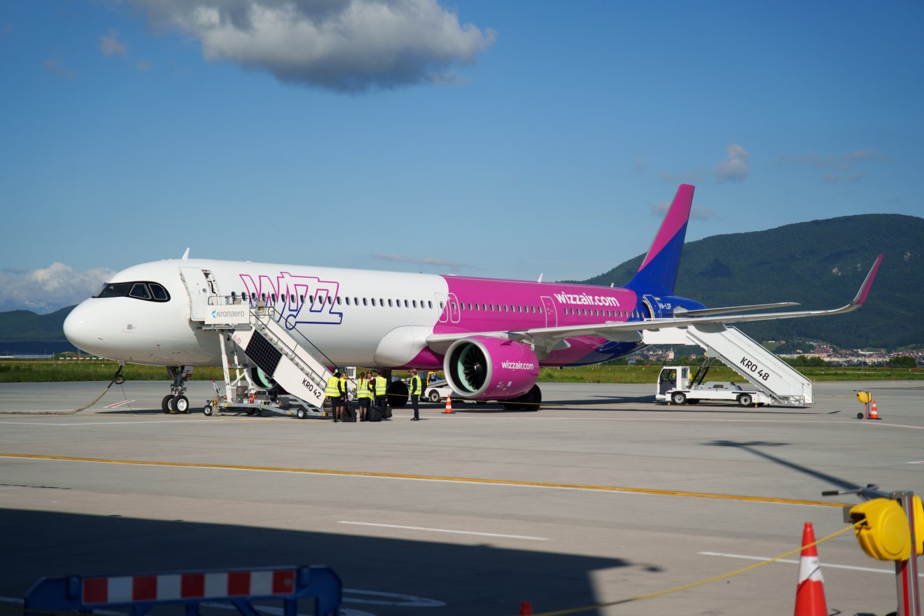 Késések és járattörlések jöhetnek, figyelmeztetést adott ki a Wizz Air