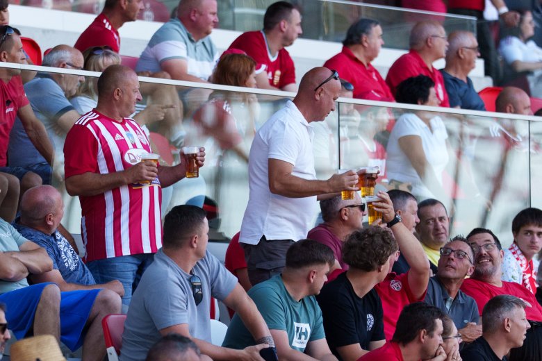 Nagy sikere volt a stadionokban a sörnek, de voltak fennakadások is az első hétvégén