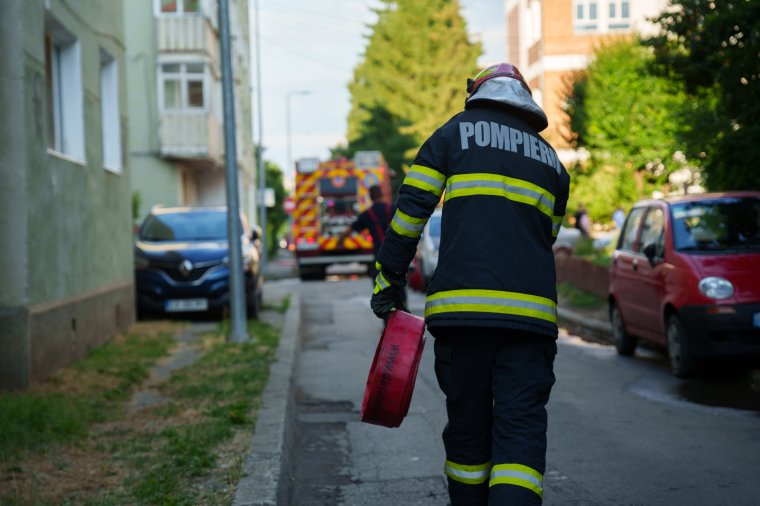Tűzoltóknak kellett kiszabadítani egy kisgyermeket egy autóból
