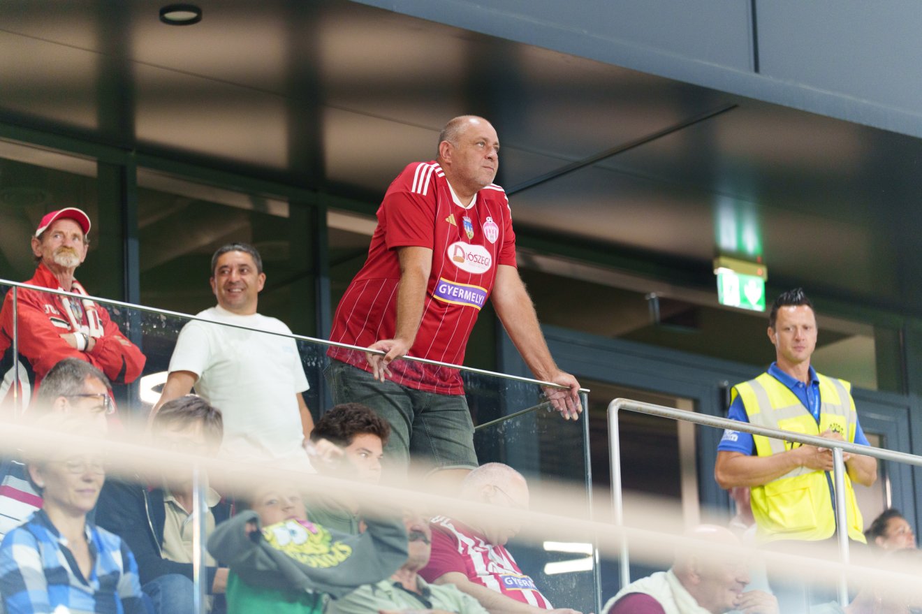 Könnyekig hatódott a Sepsi OSK elnöke a stadiont betöltő közös énekléstől &bullet;  Fotó: Tuchiluș Alex