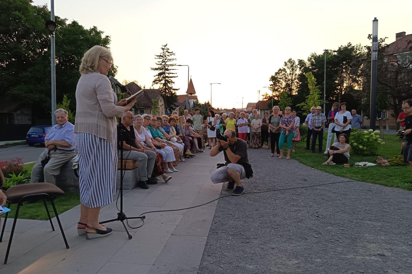 Sztakics Éva alpolgármester nyitotta meg az eseményt, maga is felolvasott &bullet;  Fotó: Bodor Tünde