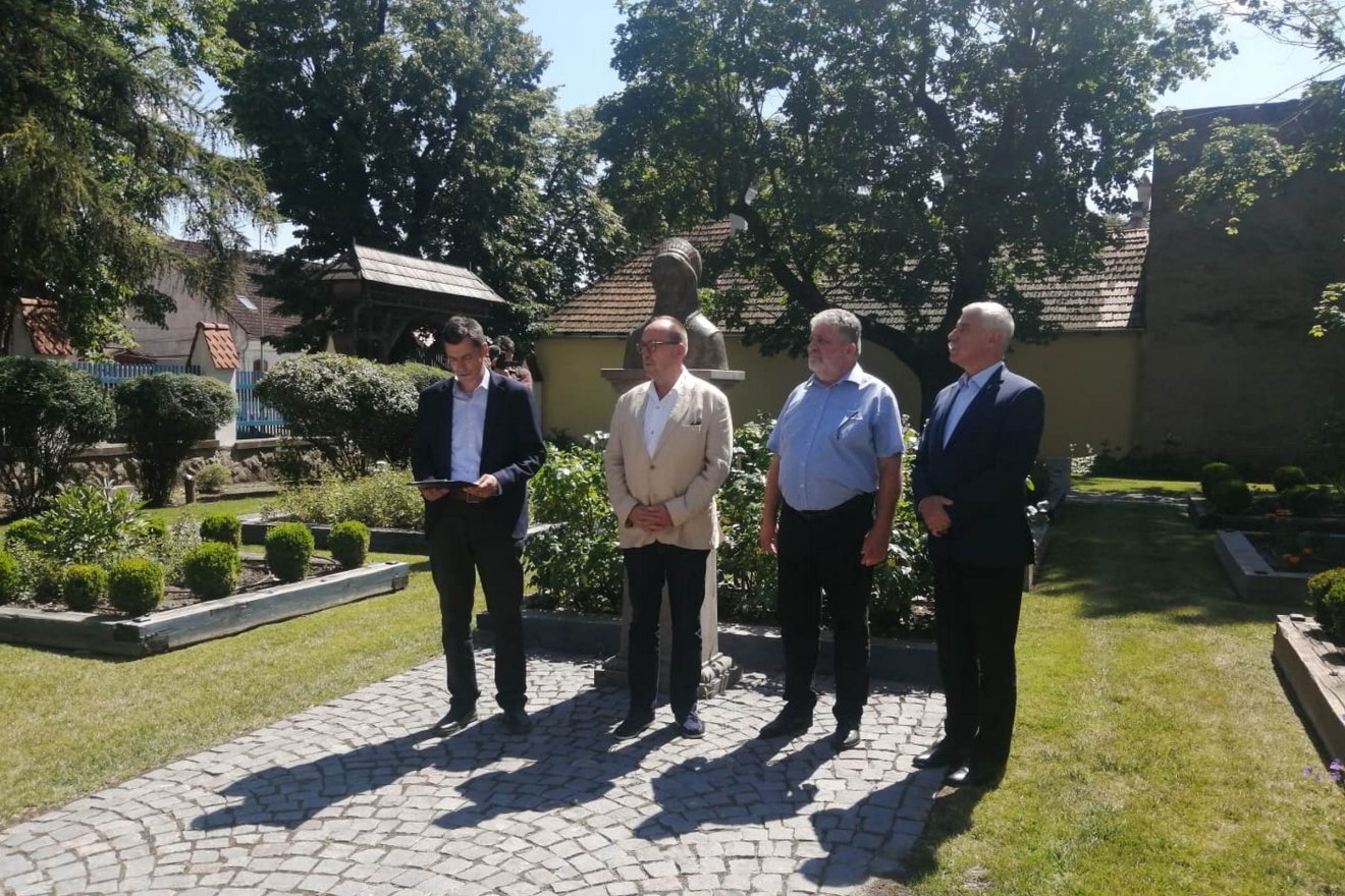 Sztáncsuj Sándor József régész-muzeológus, Németh Zsolt országgyűlési képviselő, Kása Csaba kurátor és Tamás Sándor megyei tanácselnök &bullet;  Fotó: Bodor Tünde
