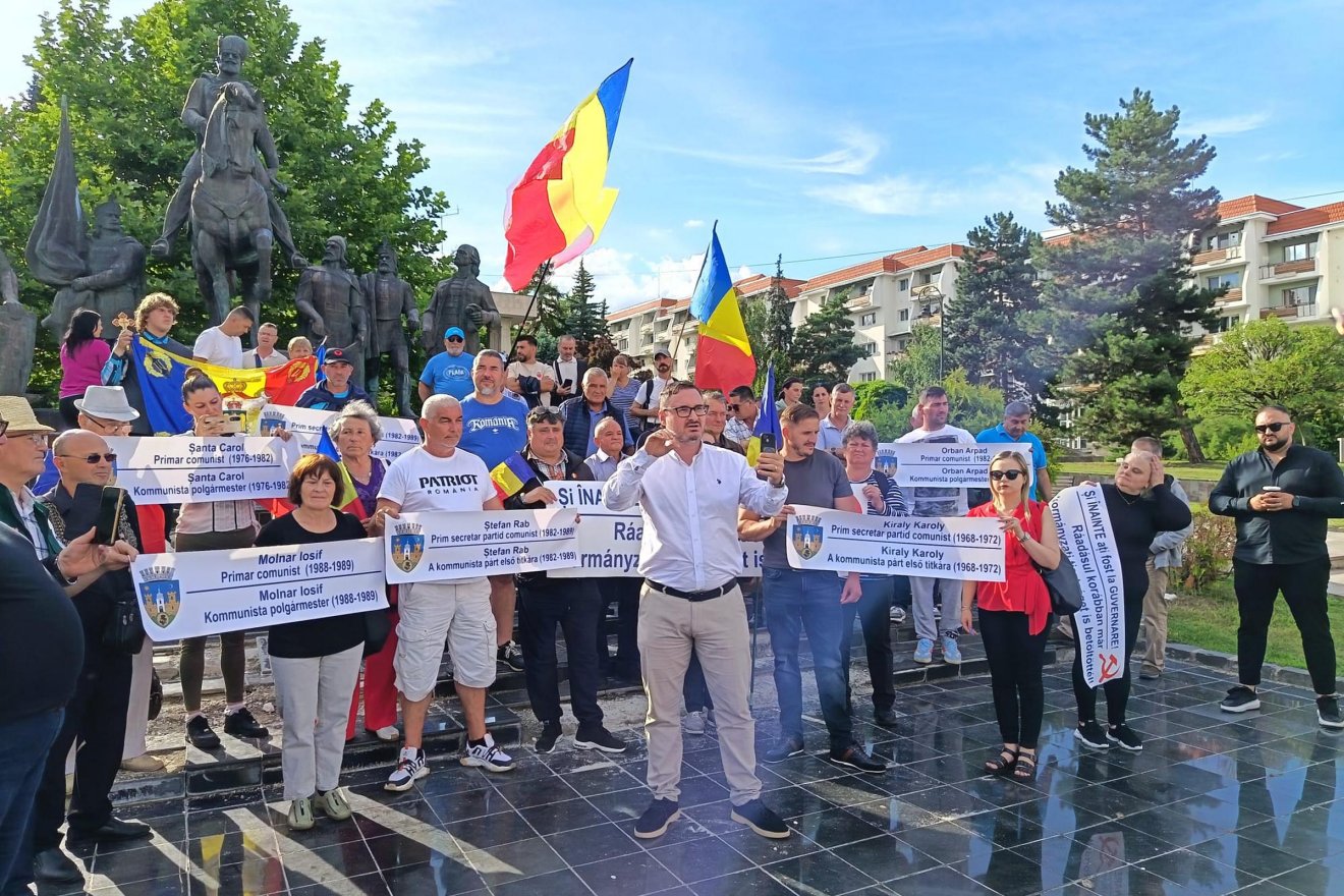 Tanasă háttal a csoportnak, telefonos felvételt készítve szónokolt &bullet;  Fotó: Bodor Tünde