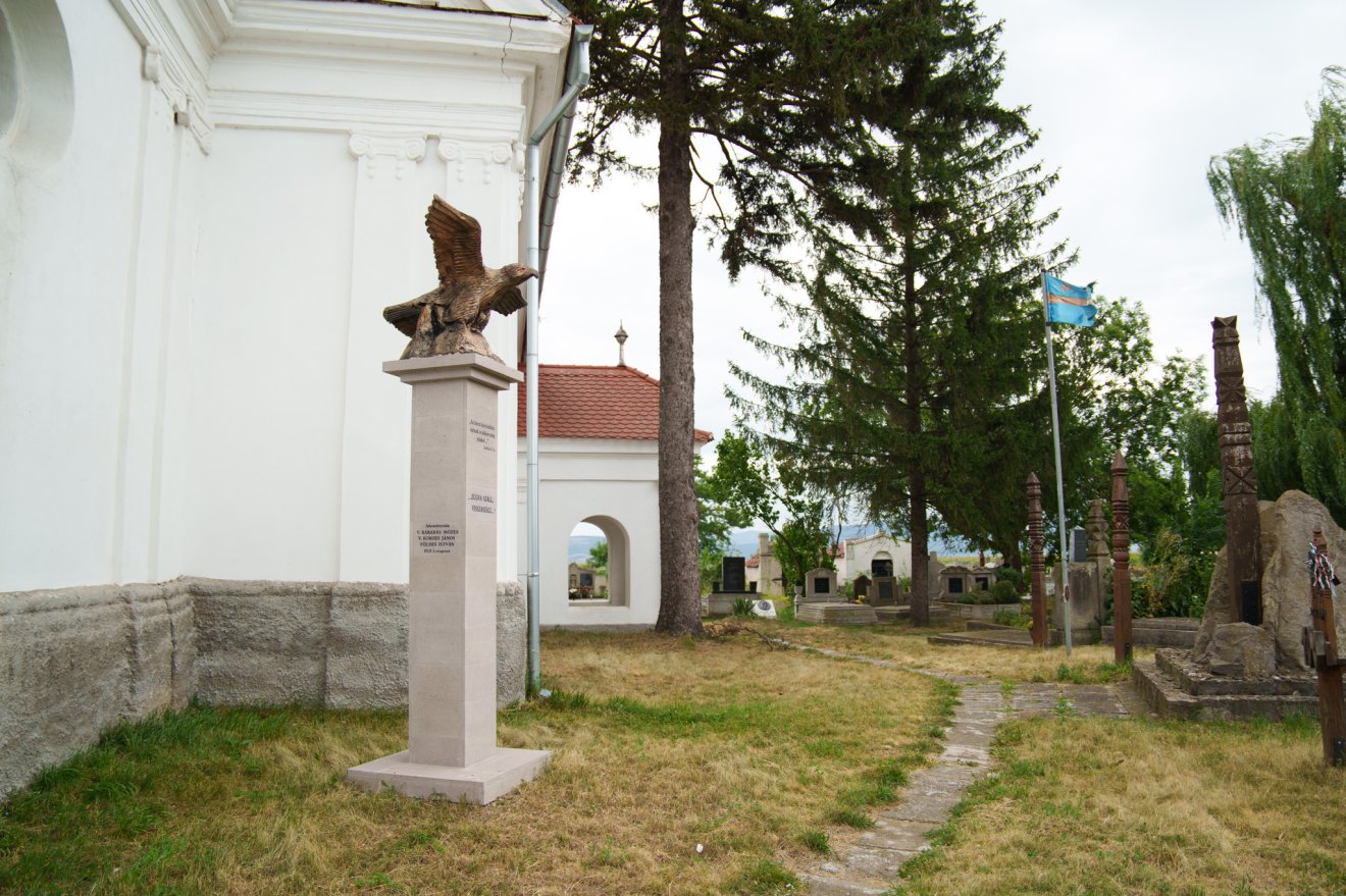 A szotyori turulmadár alkotója ismeretlenségben kíván maradni