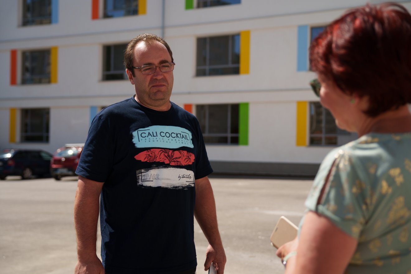 Lázár Raimond Adrián igazgató vezetett végig a felújított intézményen &bullet;  Fotó: Tuchiluș Alex