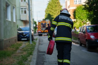 Tűzoltóknak kellett kiszabadítani egy kisgyermeket egy autóból