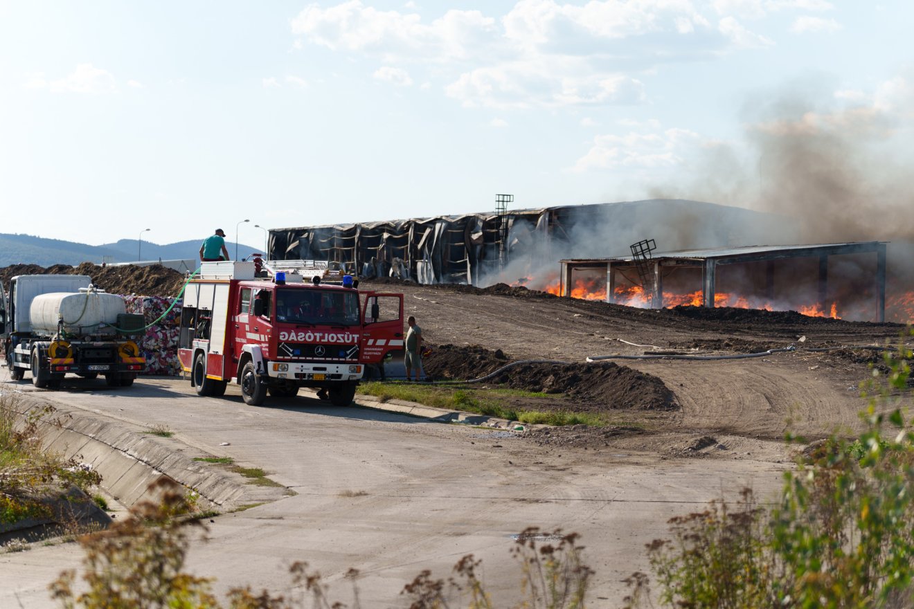 Kigyulladt és nagy területen ég a lécfalvi hulladékgyűjtő – fotók, videó