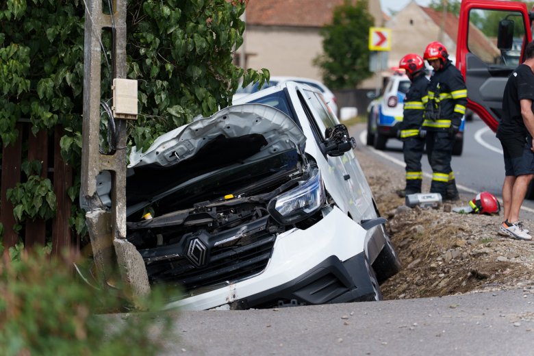 Hét személyt szállító mikrobusz balesetezett Oltszemen