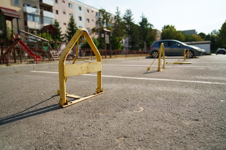 Online lehet igényelni és licitálni a lakónegyedi parkolóhelyekre Sepsiszentgyörgyön