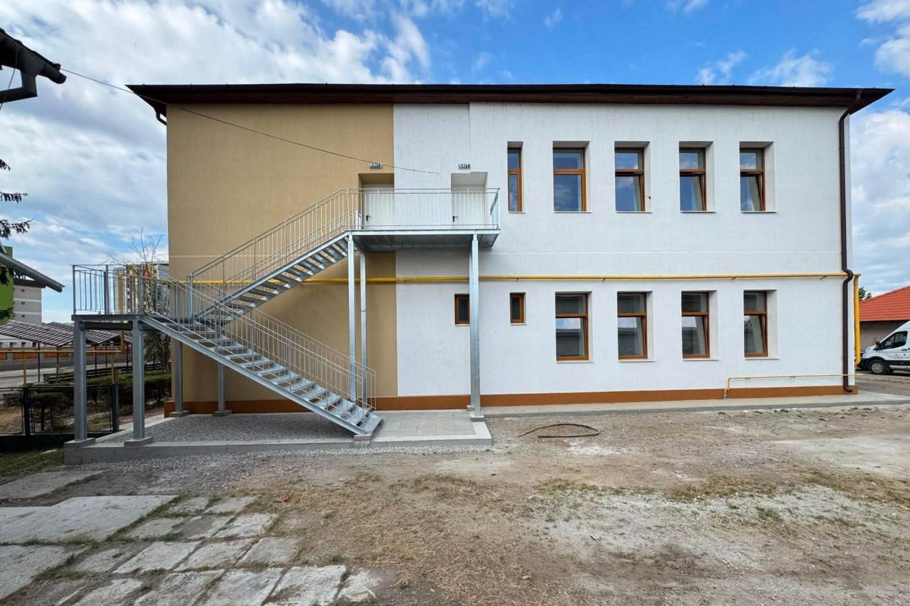 A tűzbiztonságot szolgálja a külső tűzlépcső is &bullet;  Fotó: Gyerő József/Facebook