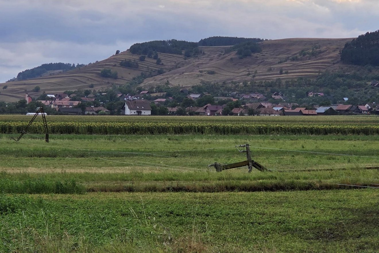 Tucatnyi oszlopot döntött ki a vihar Felső-Háromszéken
