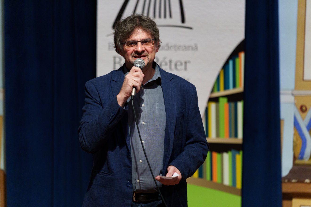 Szonda Szabolcs könyvtárigazgató arról számolt be, hogy Bán Mór művei a könyvtár leggyakrabban kikölcsönzött könyvei közé tartoznak &bullet;  Fotó: Tuchiluș Alex