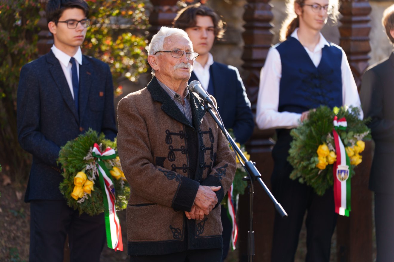 Balázs Antal nyugalmazott tanító faragta az emlék-kopjafákat, mindegyiket más fából, mindegyikbe elrejtett egy diónyi aradi földet a kivégzések helyszínéről &bullet;  Fotó: Tuchiluș Alex