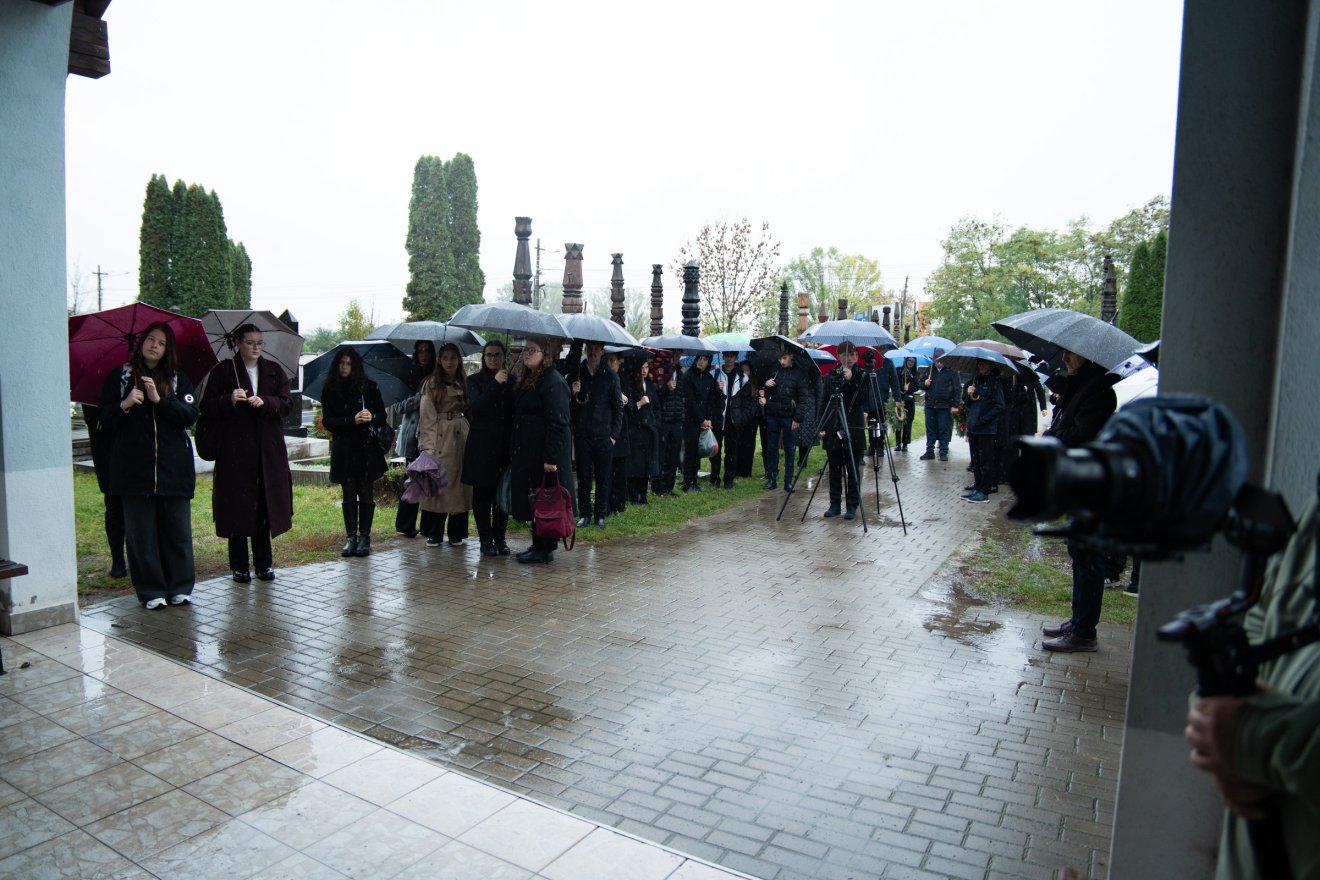 Kézdivásárhelyen sűrű esőben emlékeztek &bullet;  Fotó: Tuchiluș Alex